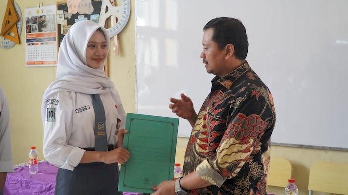 Dony Ahmad Munir, mantan Bupati Sumedang periode 2018-2023 mengunjungi SMAN Situraja untuk bertemu Sofia yang menjadi lulusan terbaik Paskibraka putri Provinsi Jawa Barat, Senin (20/5/2024).