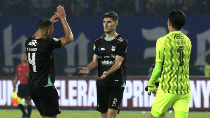 Dua bek Persib Bandung, Gustavo Franca dan Nick Kuipers, merayakan kemenangan di depan kiper Kevin Mendoza. Persib mengalahkan Persita Tangerang 3-1 pada pekan ke-16 Liga 1 2024-2025 di Stadion Gelora Bandung Lautan Api, Kota Bandung, Minggu (22/12/2024) malam.