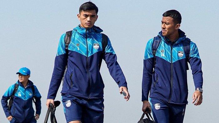 Dua kiper Persib Bandung, Fitrul Dwi Rustapa (kiri) dan Teja Paku Alam, saat tiba di Kediri