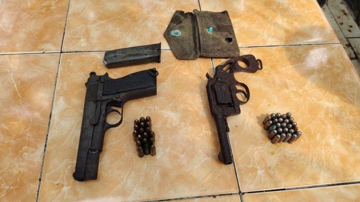Dua senjata api jenis FN dan Revolver beserta pelurunya. (Dok. Kodim 0617/Majalengka)