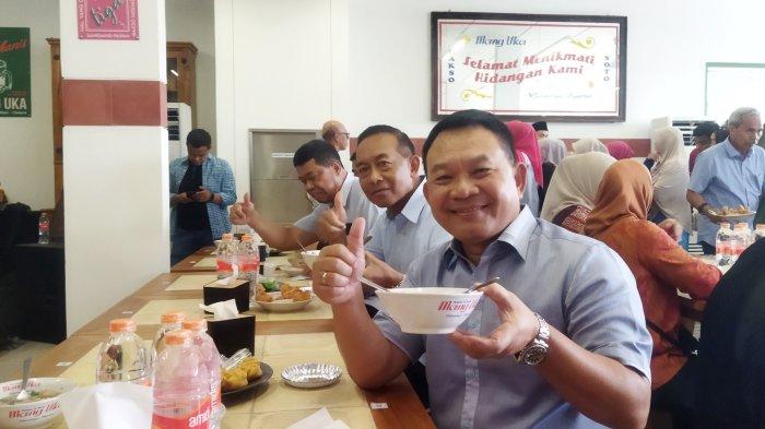 Mantan Kepala Staf Angkatan Darat (KASD), Jenderal TNI (Purn) Dudung Abdurachman saat mencicipi bakso yang ia jual di Cimahi, Minggu (25/2/2024).