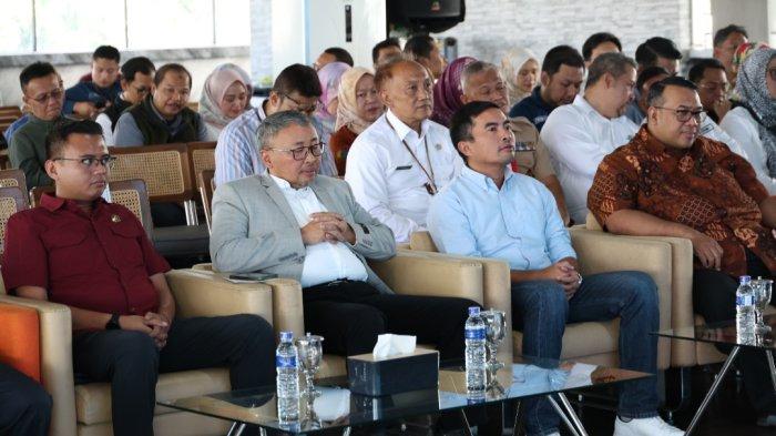 Anggota DPRD Provinsi Jawa Barat, Andhika Surya Gumilar yang juga menjabat sebagai Ketua Asosiasi Tambang Batuan Indonesia (ATBI) (baris depan, ketiga dari kiri)
