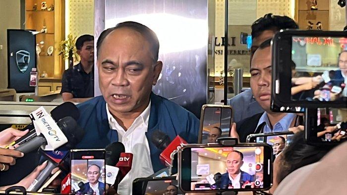 Eks Menkominfo Budi Arie Setiadi selesai diperiksa penyidik Bareskrim Polri terkait kasus dugaan judi online di lingkungan Komdigi, Kamis (19/12/2024). (Tribunnews.com/Abdi Ryanda Shakti).