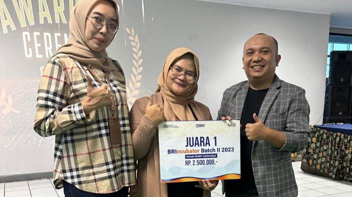 Ela saat menjadi juara 1 pitching product yang diselenggarakan oleh BRI Tasikmalaya.