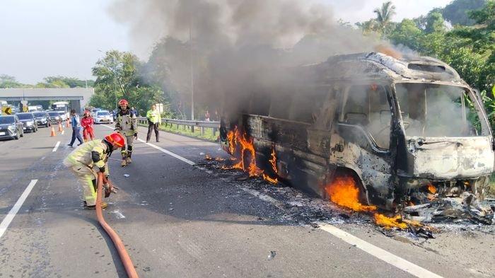 Damkar Purwakarta saat melakukan proses pemadaman microbus Elf Koni Kota Bekasi yang terbakar di Ruas Jalan Tol Cipularang KM 85, Kecamatan Jatiluhur, Kabupaten Purwakarta, Selasa (26/12/2023).