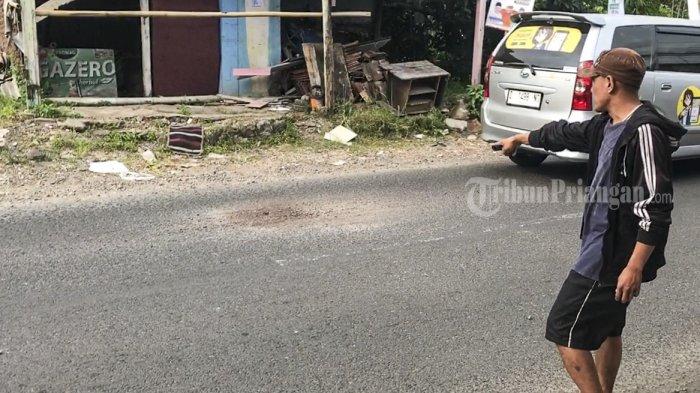 Wakil Ketua RT Setempat, Erwin (38) menunjukkan TKP ditemukannya pemuda yang tergeletak bersimbah darah di Jalan Bantar, Kelurahan Argasari, Kecamatan Cihideung, Kota Tasikmalaya, Jawa Barat pada Jumat (22/12/2023) subuh.