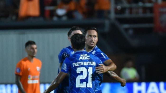 Striker Persib Bandung Ezra Walian disebut bobotoh menjadi pahlawan saat melawan Borneo FC di Stadion Segiri, Sabtu (21/10/2023).