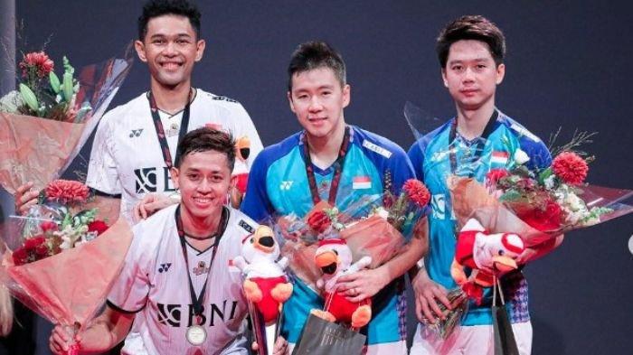 Pasangan Fajar Alfian/Rian Ardianto (kiri) dan Marcus Gideon/Kevin Sanjaya (kanan) saat naik podium di final Denmark Open 2022, Minggu (23/10/2022). MC salah sebut negara sebanyak dua kali saat kedua pasangan tersebut naik podium.