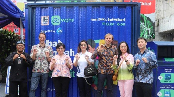 Super Indo mengenalkan konsep Supermarket Ramah Sampah dan meluncurkan FasilitasSmart Waste Hub di Kota Bandung.