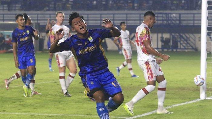 Febry Hariadi pemain Persib Bandung kecewa gagal mencetak gol ke gawang Persis Solo di laga turnamen Piala Presiden 2024, di Stadion Si Jalak Harupat, Soreang, Kabupaten Bandung, Kamis (25/6/2024).