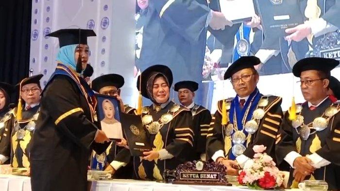 Momen haru seorang ibu bernama Ferra Herliana menggantikan anaknya yang telah meninggal dunia dalam acara wisuda ke-71 Universitas Gunung Jati (UGJ) Cirebon, Sabtu (27/4/2024).