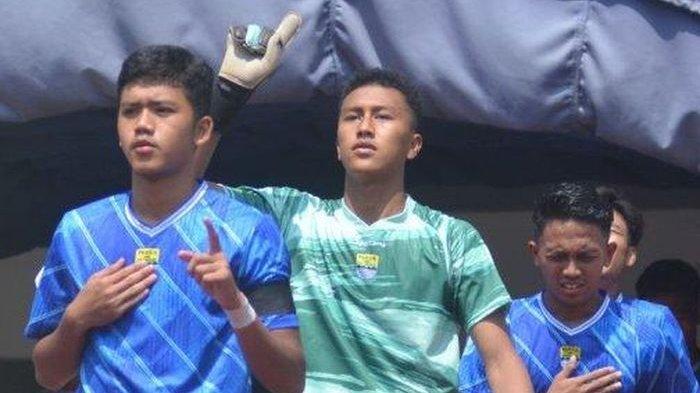 Fitrah Maulana Ridwan (kedua dari kiri).