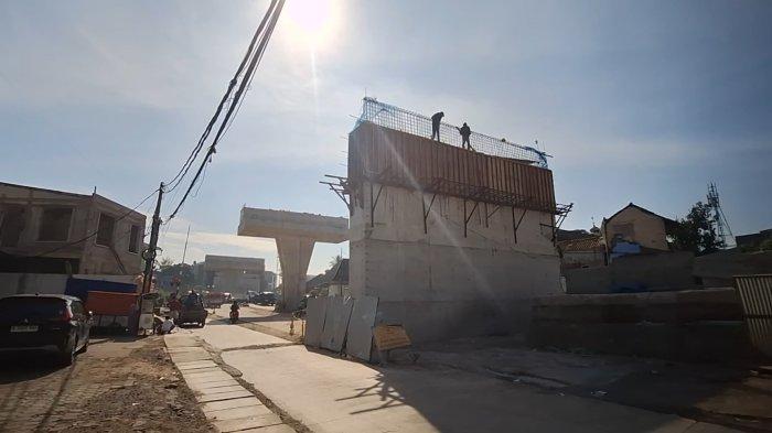 MANGKRAK - Kondisi Flyover Nurtanio yang hingga kini pembangunannya mangkrak tak kunjung rampung, Senin (16/6/2025). Wali Kota Bandung, Muhammad Farhan, berjanji akan tanyakan langsung ke pemerintah pusat.