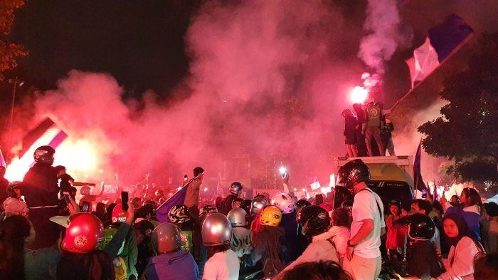 KONVOI - Bobotoh saat berkonvoi di Flyover Pasupati, Kota Bandung, setelah pertandingan Maluku United vs Persib Bandung, Jumat (2/5/2025) malam. Persib belum juara setelah kalah 0-1.