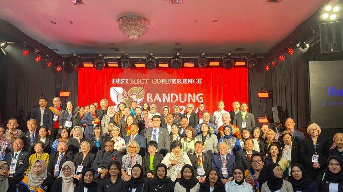 Foto bersama acara Rotary District 3410 Conference 2024 bertajuk ‘Change Unite Action’ di Sari Ater Kamboti Hotel, Kota Bandung pada Jumat (17/5).