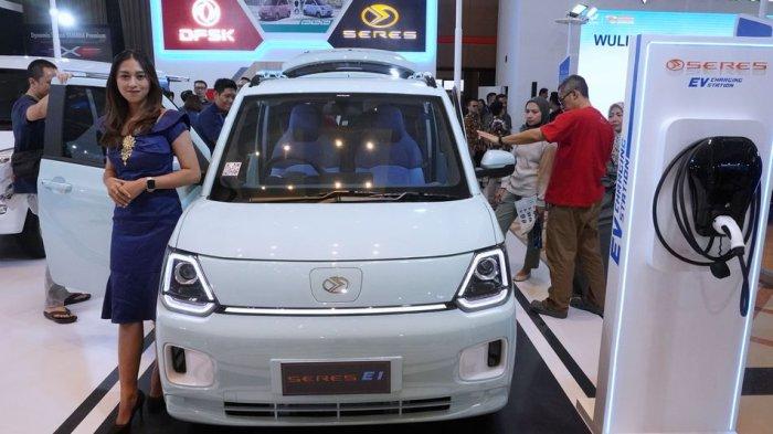 Pengunjung melihat kendaraan roda empat pada gelaran pameran otomotif Gaikindo Indonesia International Auto Show (GIIAS) Bandung 2023 di Sudirman Grand Ballroom, Jalan Sudirman, Kota Bandung, Jawa Barat, Rabu (22/11/2023). GIIAS The Series 2023 Bandung yang akan berlangsung hingga 26 November 2023 diikuti 18 merek kendaraan bermotor dari berbagai lini industri yang memamerkan produk otomotif terbaru dengan teknologi terkini, salah satunya mobil listrik.