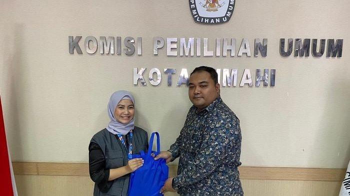 GM Bisnis Tribunjabar.id Rahmi Khasya Sarini memberikan cenderamata kepada Ketua KPU Kota Cimahi, Anzhar Ishal Afryand, di kantor KPU Cimahi, Senin (6/5/2024).