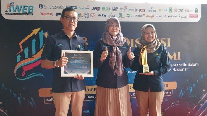 GM PT PLN UID Jabar Susiana Mutia saat menerima penghargaan IWEB Award 2024 untuk Kategori Keterbukaan Informasi Terbaik.