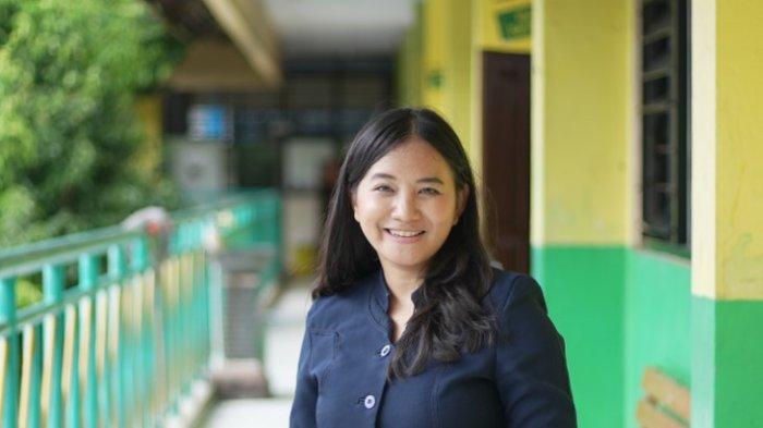 Galih Sulistyaningra, lulusan S2 University College London yang memilih untuk menjadi guru SD Negeri di Jakarta.