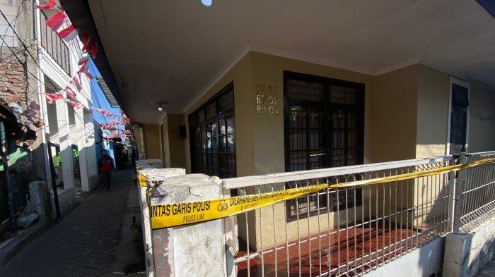 Garis polisi telah terpasang di Lokasi temuan mayat Jalan Pojok Gang Karyamuda V Kota Cimahi, Rabu (14/8/2024).
