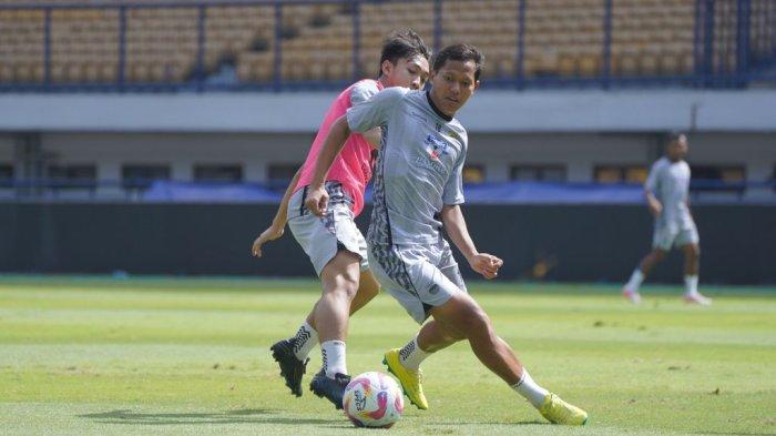 LATIHAN PERSIB - Gelandang PERSIB, Adam Alis dibayangi Beckham Putra Nugraha pada sesi latihan di Stadion Gelora Bandung Lautan Api, Rabu, 5 Februari 2025.