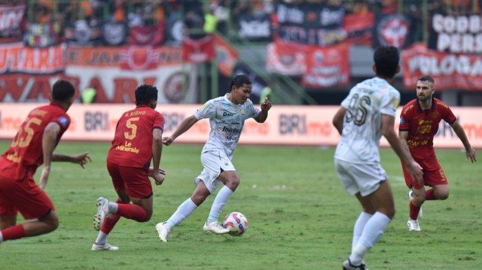 DIKEPUNG - Gelandang PERSIB, Adam Alis dikepung pemain Persija pada pertandingan pekan ke-23 Liga 1 2024/2025 di Stadion Patriot Candrabhaga, Kota Bekasi, Minggu, 16 Februari 2025.