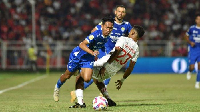 Gelandang PERSIB, Beckham Putra Nugraha diadang pemain Malut United pada pertandingan pekan ke-31 Liga 1 2024/25 di Stadion Gelora Kie Raha, Ternate, Maluku Utara, Jumat, 2 Mei 2025.
