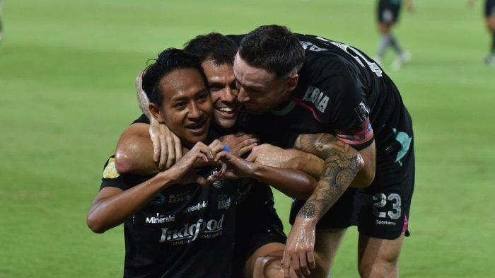 Gelandang PERSIB, Beckham Putra Nugraha merayakan gol ke gawang Persita Tangerang di Stadion Gelora Bandung Lautan Api, Minggu, 22 Desember 2024.