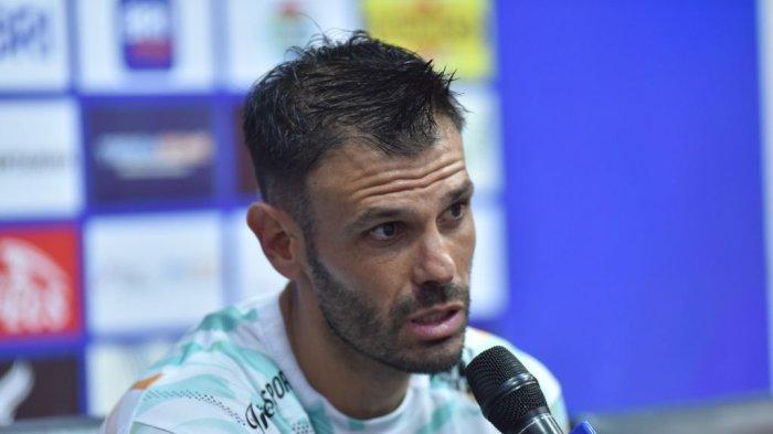 Gelandang PERSIB, Tyronne Del Pino memberikan keterangan pers usai pertandingan pekan ke-20 Liga 1 2024/25 di Stadion Gelora Soepriadi, Blitar, Jumat 24 Januari 2025.