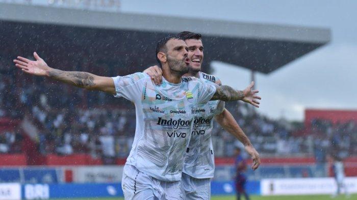 Gelandang PERSIB, Tyronne del Pino merayakan gol ke gawang Arema FC pada pertandingan pekan ke-20 Liga 1 2024/25 di Stadion Gelora Soepriadi Blitar, Jumat, 24 Januari 2025.