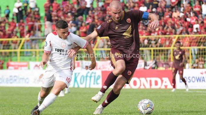 Gelandang PSM Makassar Wiljan Pluim (kanan) saat berebut bola dengan pemain Persis Solo Alexis Messidoro pada laga pekan ke-28 Liga 1 2022-2023 di Stadion Gelora BJ Habibie, Parepare, Sulawesi Selatan, Minggu (5/3/2023).