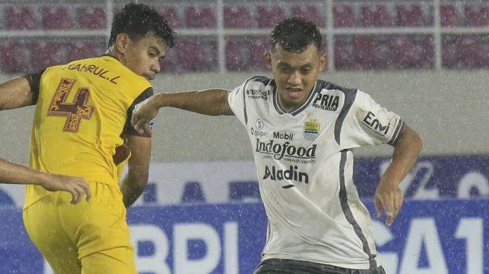 Gelandang Persib Bandung Abdul Aziz (kanan) saat bermain melawan Persikabo 1973 di pekan ke-17 Liga 1 2022-2023 di Stadion Manahan, Solo, Sabtu (24/12/2022).
