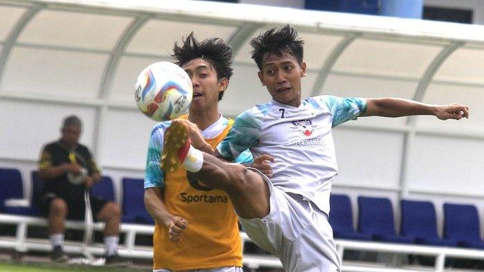 Gelandang Persib Bandung Beckham Putra Nugaraha (kanan) berebut bola dengan rekan timnya saat mengikuti latihan di Stadion Sidolig, Bandung, Rabu (22/11).