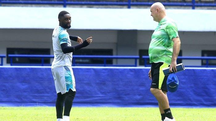 Gelandang Persib Bandung Levy Madinda dan pelatih Bojan Hodak saat sesi latihan di Stadion Gelora Bandung Lautan Api, Minggu (5/11/2023). Persib menghadapi Arema FC, Rabu (8/11/2023) sore.