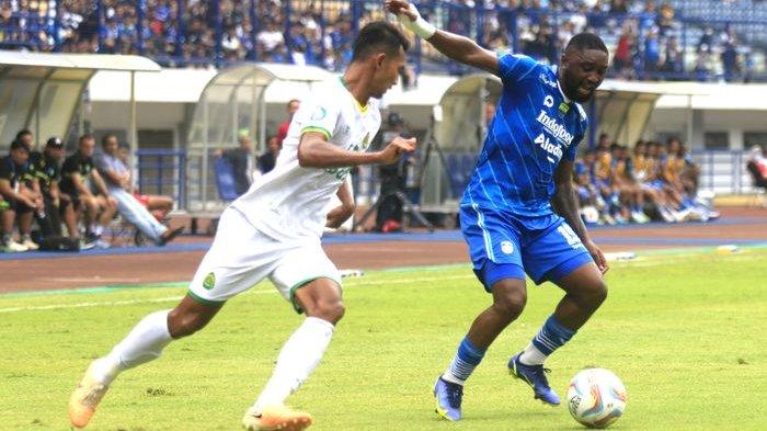 Gelandang Persib Bandung Levy Madinda menguasai bola dibayangi pemain Persikabo 1973 pada laga pekan ke-12 Liga 1 2023-2024 di Stadion Gelora Bandung Lautan Api, Sabtu (16/9/2023). Persib menang 2-0.