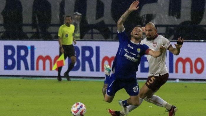 Gelandang Persib Bandung, Marc Klok, dilanggar bek Borneo FC pada laga pekan ke-11 Liga 1 2024-2025 di Stadion Gelora Bandung Lautan Api, Kota Bandung, Jumat (22/11/2024) malam.