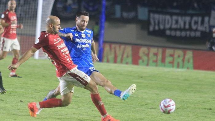 Gelandang Persib Bandung, Marc Klok (kanan), saat berebut bola dengan pemain Bali United pada leg kedua semifinal Championship Series Liga 1 2023-2024 di Stadion Si Jalak Harupat, Kabupaten Bandung, Sabtu (18/5/2024). Klok tak masuk skuad tim nasional melawan Irak dan Filipina.