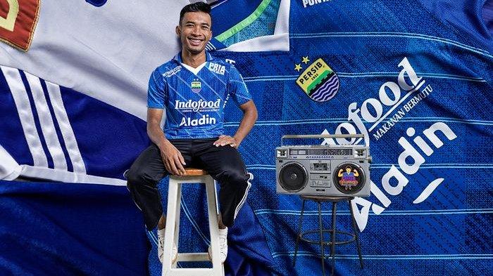 Gelandang Persib Bandung Robi Darwis dengan balutan jersey home yang akan dipakai di Liga 1 2-23-2024. Jersey ini akan dikenakan ketika Persib menjalani laga terakhir Liga 1 2022-2023, Sabtu (15/4/2023).