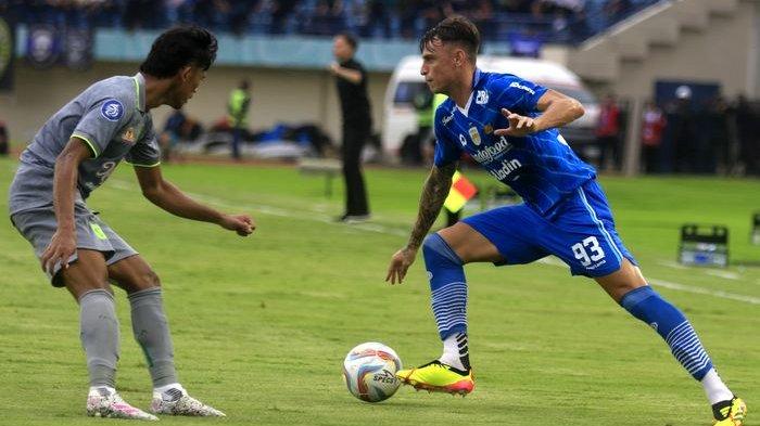 Gelandang Persib Bandung, Stefano Beltrame (kanan), menguasai bola saat berhadapan dengan pemain Persebaya Surabaya pada pekan ke-32 Liga 1 2023-2024 di Stadion Si Jalak Harupat, Kabupaten Bandung, Sabtu (20/4/2024).