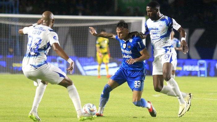 Gelandang Persib Bandung, Stefano Beltrame (tengah), dikepung dua pemain PSIS Semarang pada laga pekan ke-26 Liga 1 2023-2024 di Stadion Si Jalak Harupat, Kabupaten Bandung, Selasa (27/2/2024) malam. Persib menang 3-0.