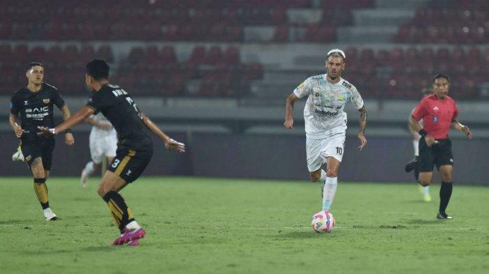 Gelandang Persib Bandung Tyronne del Pino (kaus putih) mencetak gol pada menit ke-22 dan dan 47 saat melawan Dewa United dalam lanjutan Liga 1 2024/2025 di Stadion Kapyen I Wayan Dipta, Senin (19/8/2024). Pertandingan berakhir 2-2.