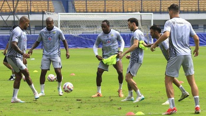 JALANI LATIHAN - Gelandang Persib Bandung, Tyronne del Pino (kedua dari kanan), saat menjalani latihan bersama pemain lain di Stadion Gelora Bandung Lautan Api, Kota Bandung, Selasa (11/2/2025).