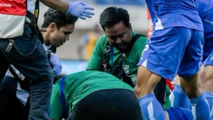 Gelandang Persib Bandung Tyronne del Pino saat terkapar dan ditolong oleh tim medis Persebaya Surabaya, dr Ahmad Ridhoi dan Dani Maulana di Stadion Si Jalak Harupat, Kabupaten Bandung, Jumat (18/10/2024).