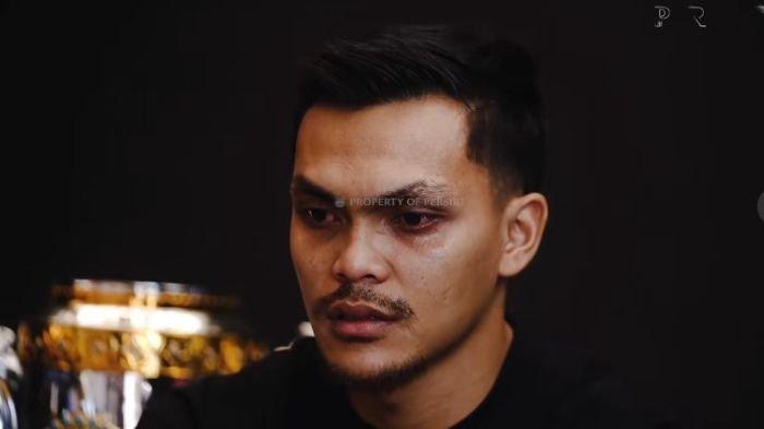 PAMIT DARI PERSIB - Gelandang Rachmat Irianto menangis setelah menceritakan alasan dirinya meninggalkan Persib Bandung musim depan. Tangkapan layar diambil dari Instagram Persib Bandung pada Kamis (12/6/2025).
