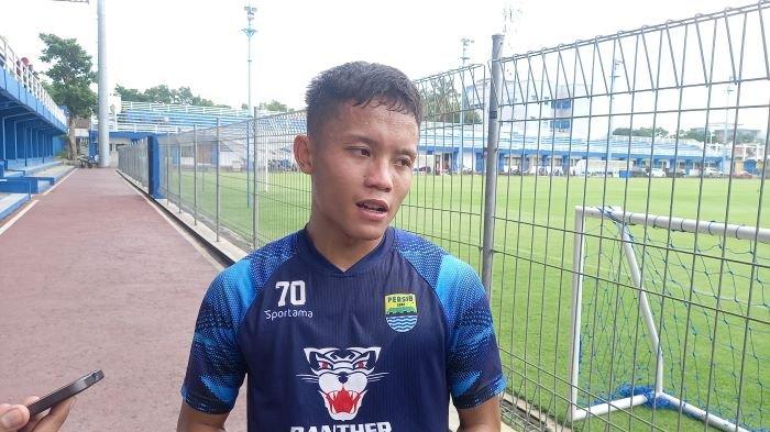 Gelandang muda Persib Bandung Arsan Makarin menjelaskan kondisi kebugaran fisik dan aktivitasnya di masa liburan, saat ditemui di Stadion Sidolig, Kota Bandung, Jumat (12/1/2024).