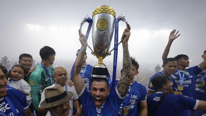 ANGKAT TROFI - Gelandang serang PERSIB, Tyronne del Pino menjadi pemain terbaik Liga 1 2024/25.