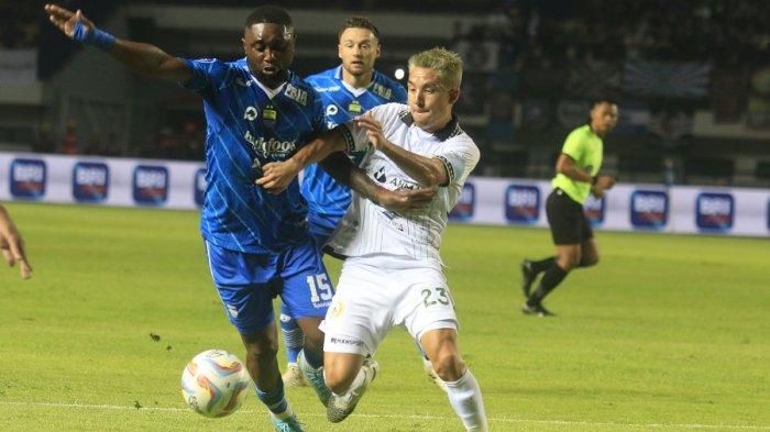 Gelandang serang Persib Bandung, Levy Madinda (kiri) berebut bola dengan pemain PSS Sleman dalam pertandingan pekan ke-17 di GBLA, Sabtu (28/10/2023)