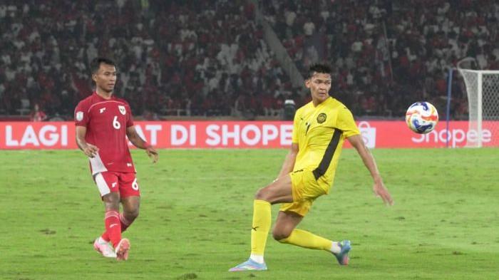TENDANG BOLA - Gelandang timnas U23 Indonesia asal Persib Bandung, Robi Darwis (kiri), menendang bola saat berhadapan dengan Malaysia pada matchday terakhir Grup A Piala AFF U23 2025 di Stadion Gelora Bung Karno, Jakarta, Senin (21/7/2025) malam. Skor akhir 0-0.