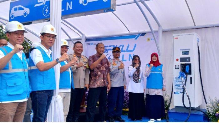 General Manager PT PLN UID Jabar Susiana (paling kanan) saat menghadiri peresmian SPKLU di KM 149 B Tegalluar, Kec amatan Bojongsoang, Rabu (3/4/2024).