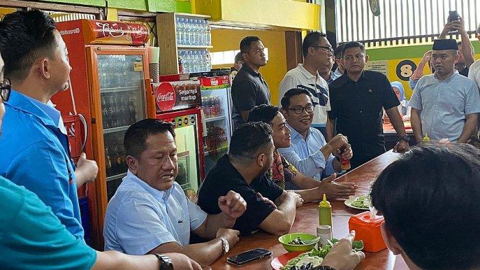 Gibran Rakabuming Raka, calon wakil presiden nomor urut dua menyantap hidangan makan siang di Warung Nasi Bu Imas di Jalan Balong Gede, No 38, Kota Bandung, Selasa (30/1/2024).